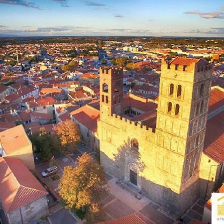 Maison Au Pied De La Cathedrale Villa Elne Bagian luar foto