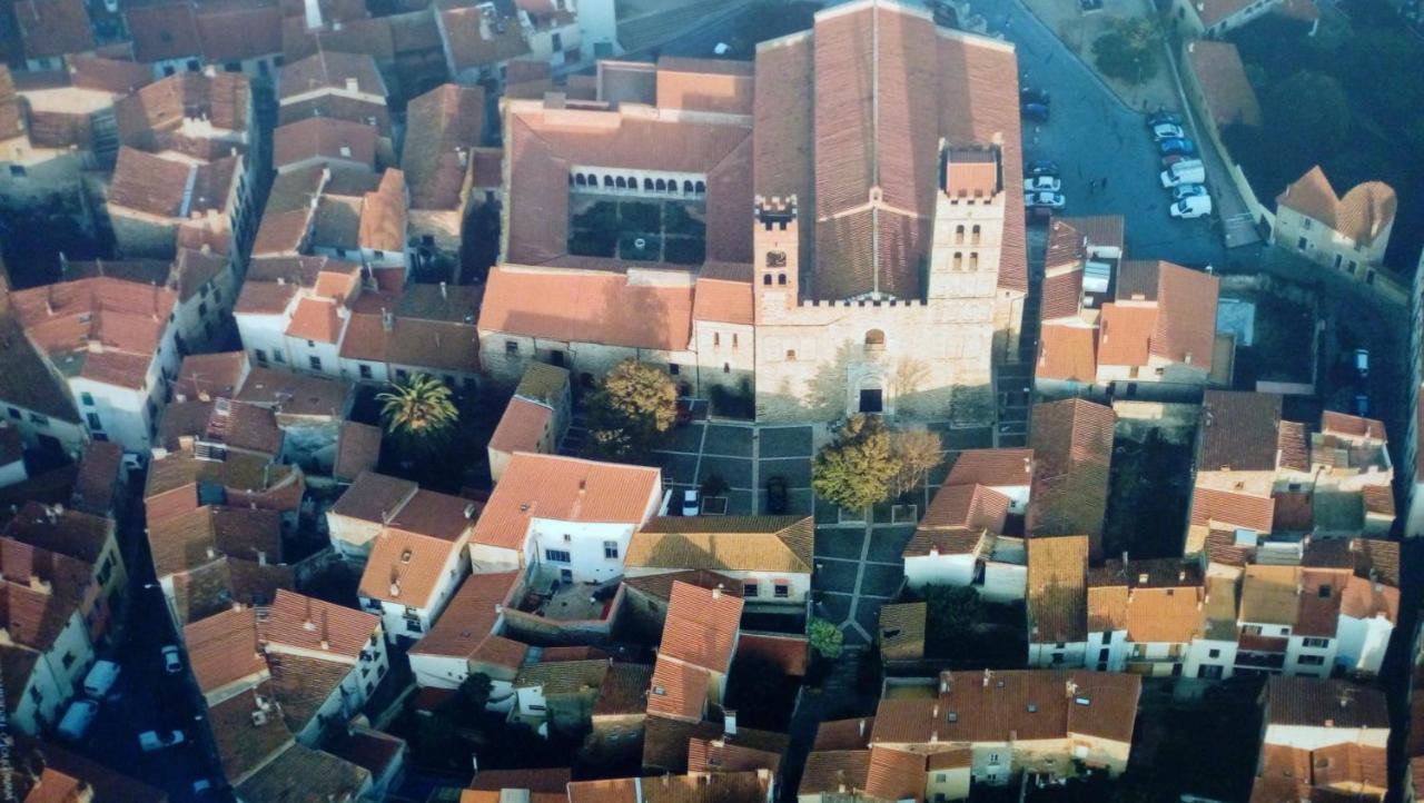 Maison Au Pied De La Cathedrale Villa Elne Bagian luar foto